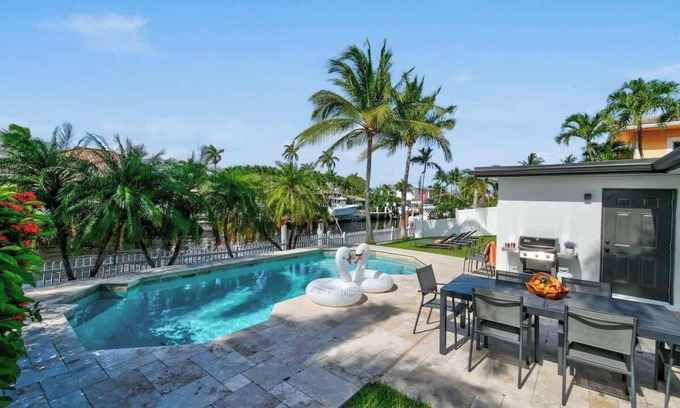 Garden Isles Villa | Casa moderna y relajante frente al mar con piscina, juguetes para niños, ideal para familias