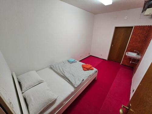 Old Town Casa | Privatzimmer -Neptun- mit gemeinsamer Küche und Bad in der Altstadt Chur