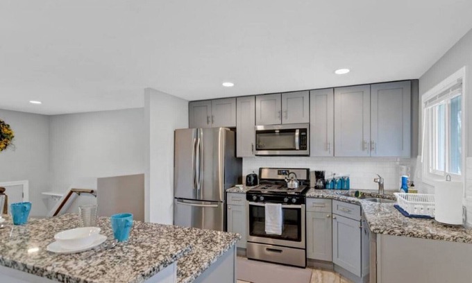 Wasco Casa | PROMO 10% WEEKLY/12% MONTHLY DISCOUNT! King Bed, High-Speed WiFi, Large Deck