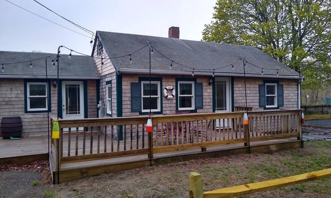 Wellfleet Casa | PROMO 5% MONTHLY DISCOUNT! The Napoleon House at Wellfleet Center