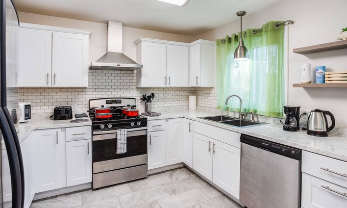 Penfield Casa | PROMO 5% WEEKLY/10% MONTHLY DISCOUNT Modern & Quiet Suburban Ranch.