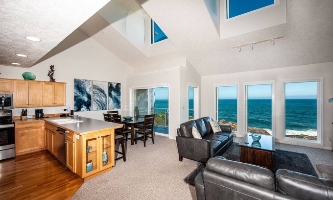 Depoe Bay Condominio | Promo! Oceanfront Condo with Indoor Pool, Wifi and HDTV!