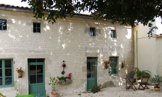 Lorigne Casa | Amplio y confortable casa de campo con piscina, Terraza + Gran Jardín