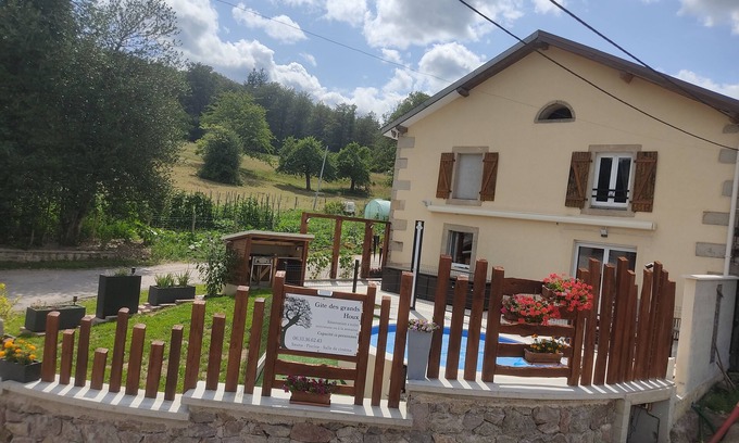 Hadol Casa | Propriété de Campagne Rénovée Avec Piscine, Sauna Privés