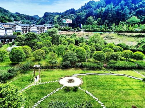 Wulingyuan Hotel | Pure House-Free Shuttle Service to South Gate of the Forest Park,Attraction Tickets Serivce in advance, Free Breakfast, Mount View, Nature and Tranquility