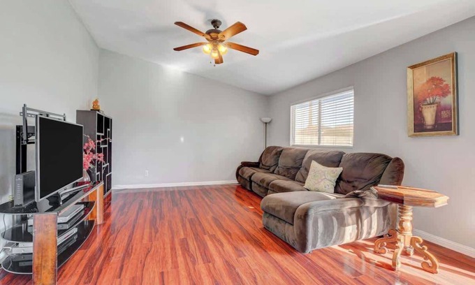 North Las Vegas Casa | Purple Skies - Lovely Retreat Near the Strip!