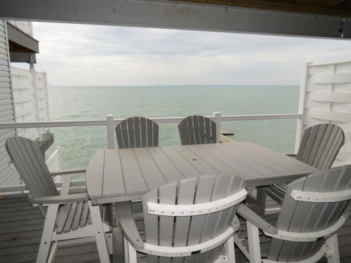 Put-in-Bay Casa | Put-in-Bay Waterfront Condo #208