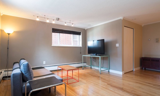 Commonwealth Apartamento | Acogedor, Patio, Piscina, y Whole Foods