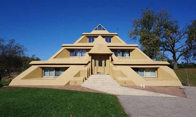 Clear Lake Casa | Pyramid House, esta opción de 2.000 pies cuadrados, 2 dormitorios suite es una de un tipo de alquiler
