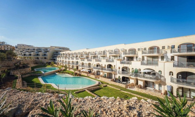 Qala Apartamento | Qala Skyview Penthouse – Pool, Sunsets & BBQ Area