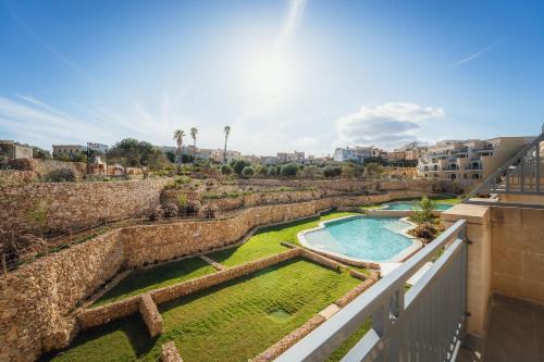 Qala Apartamento | Qala Skyview Penthouse with Pool, Sunsets and BBQ Area