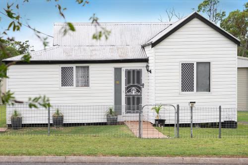 Warwick Casa | Quaint 2 bedroom fully furnished Cottage