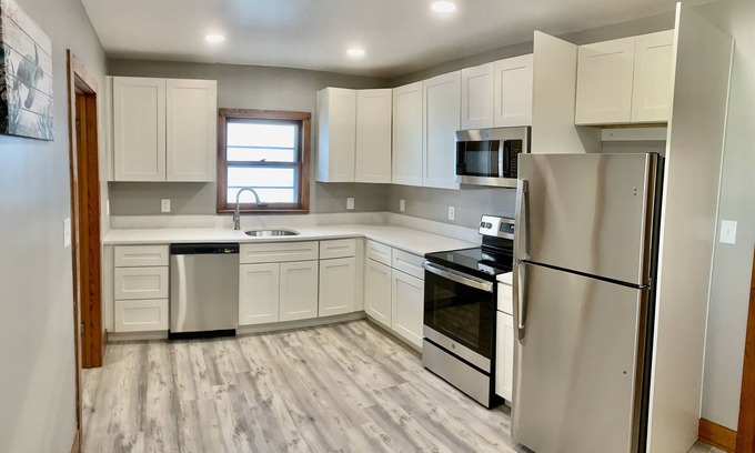 Port Clinton Casa | QUAINT 2BR LAKE COTTAGE 1 MINUTE WALK TO JET EXPRESS AND RESTAURANTS