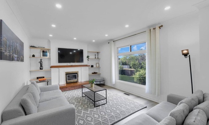 Erin Mills Apartamento | Quaint 3BR - 5 min to UTM/Erindale Park + Parking