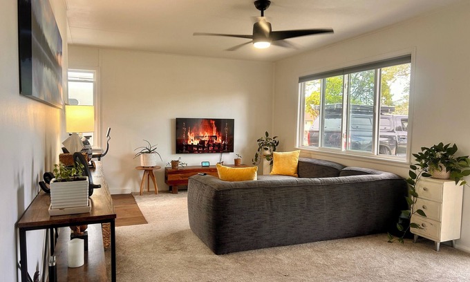 Central Colorado Springs Casa | Quaint and Cozy Adventure Bungalow Retreat in Colorado Springs