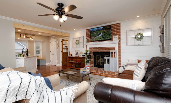 Madison Casa | Quaint & Cozy Cottage in the Heart of Madison AL.
