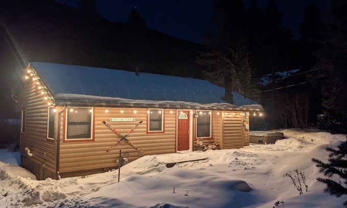 Blue River Casa | Quaint Dog Friendly Cabin with private sauna and hot tub 7 minutes from Breck