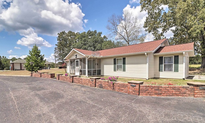 Greers Ferry Casa | Quaint Greers Ferry Home w/ Screened Porch!