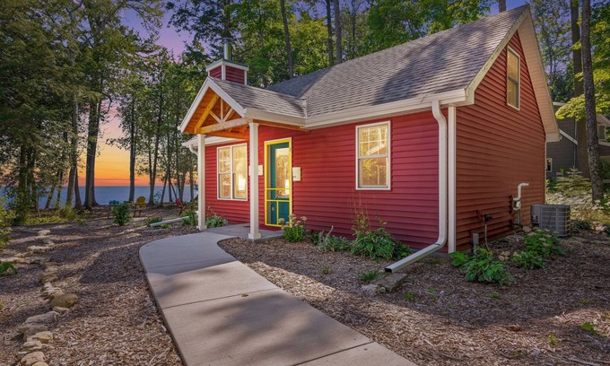 Sturgeon Bay Cabaña | Quaint lakefront cottage by Cave Point-Whitefish Dunes State Park-Door County