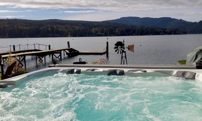 Bellingham Casa | Quaint Lakefront Cottage w/Hot tub In Bellingham