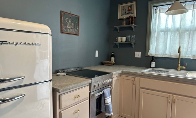 Shepherdstown Cabaña | Quaint Mini Cottage in Shepherdstown - Walking Distance