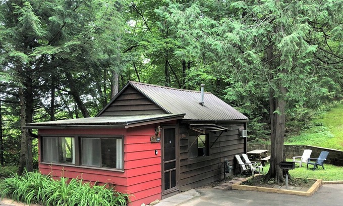 Arbor Vitae Cabina | Quaint Pet Friendly Cabin on Big Arbor Vitae Lake