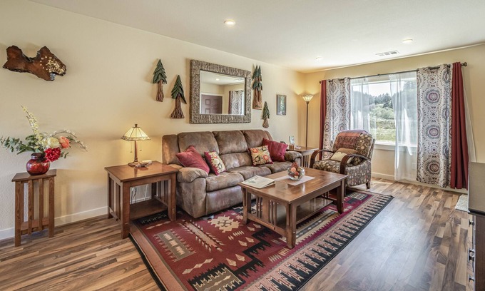Orick Casa | Quaint Retreat Near Town w/ Gas Grill, Deck & Free WiFi - State Parks Nearby