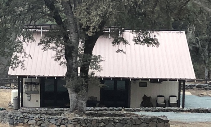 Penn Valley Casa | Pintoresco, barracón rústico en un rancho de caballos de 65 acres.