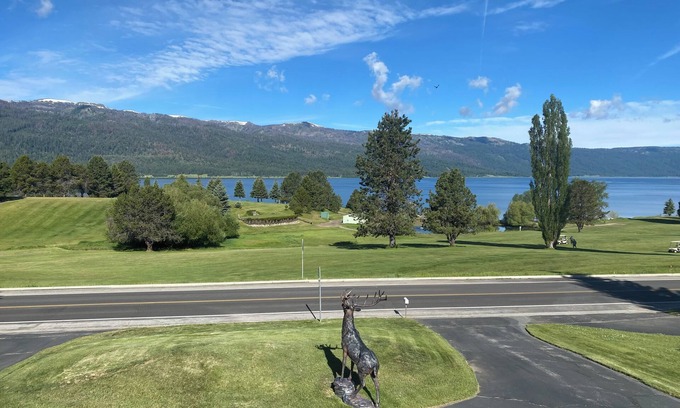 Cascade Casa | Quaint, Rustic Charm Lake house with WiFi in Cascade.