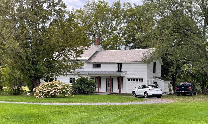 West Pawlet Otro | Quaint Vermont Farmhouse