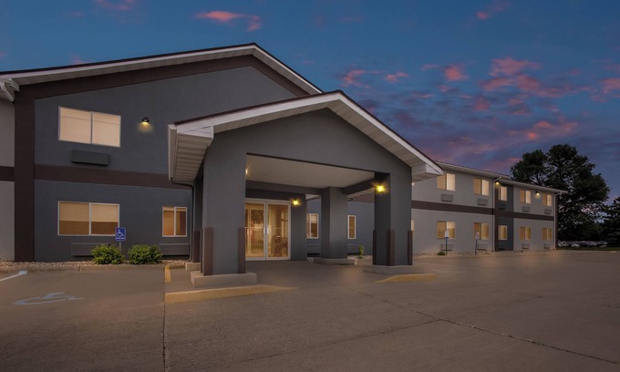 Brookings Hotel | Quality Inn Brookings - University