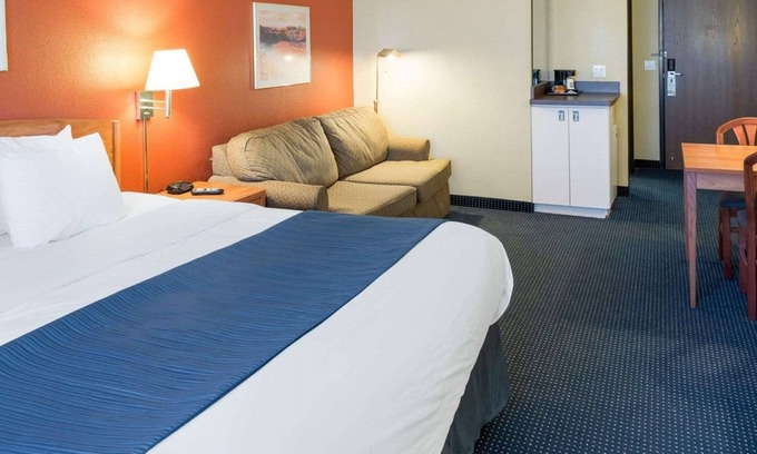 Lakeville Hotel | Quality Inn