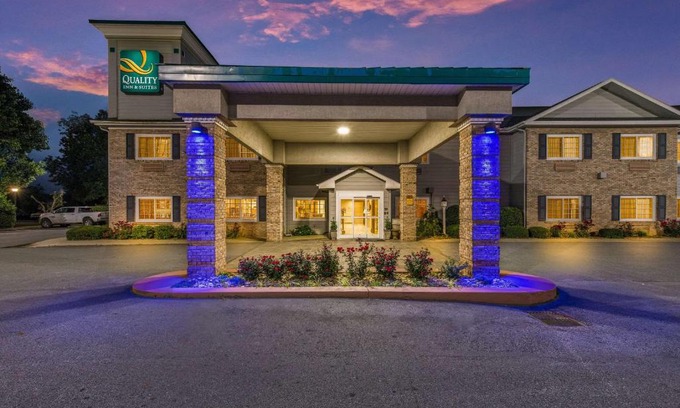Flat Rock Hotel | Quality Inn & Suites Hendersonville - Flat Rock