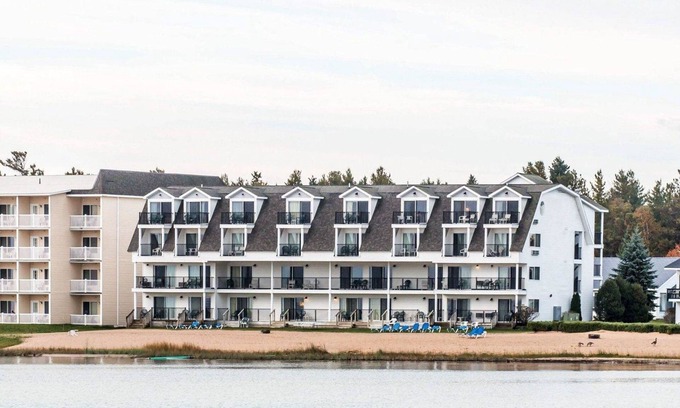 Mackinaw City Hotel | Quality Inn & Suites Mackinaw City Beachfront