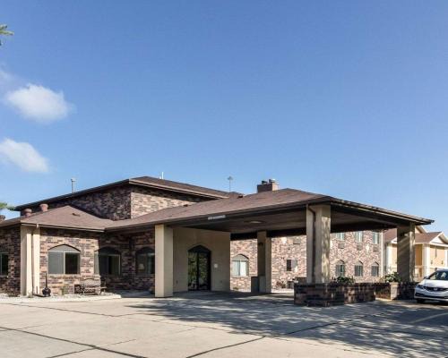Fargo Hotel | Quality Suites Near West Acres