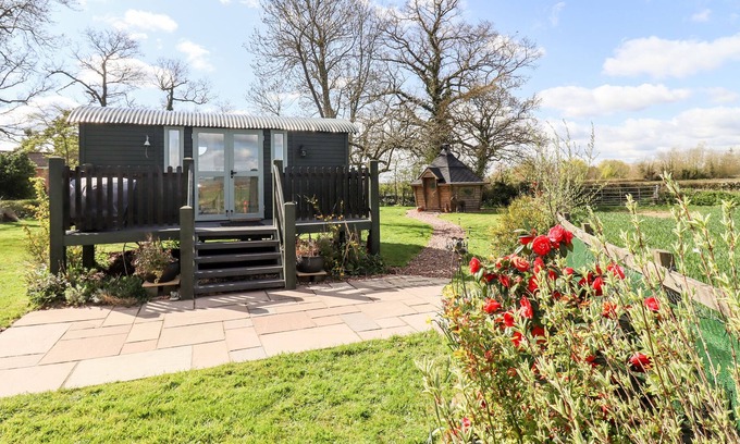 Oake Cabaña | QUANTOCK VIEW, family friendly, with hot tub in Milverton