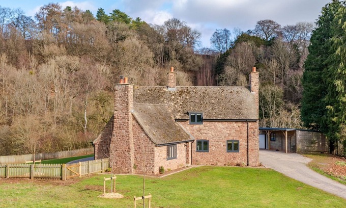 Lydney Cabaña | Quarry Lodge, Lydney - sleeps 6 guests in 3 bedrooms
