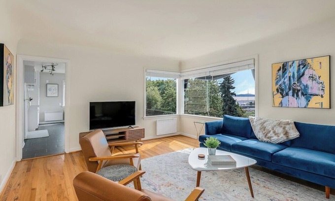 West Queen Anne Condominio | Queen Anne Charmer with Views of Puget Sound!