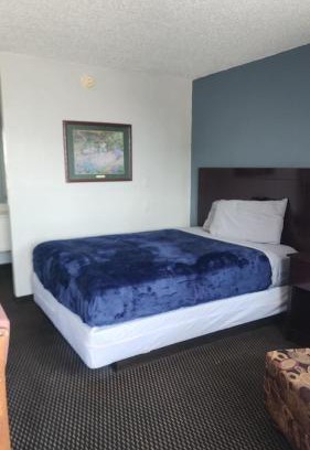 Amarillo Apartamento | Queen Bed Hotel Room 104