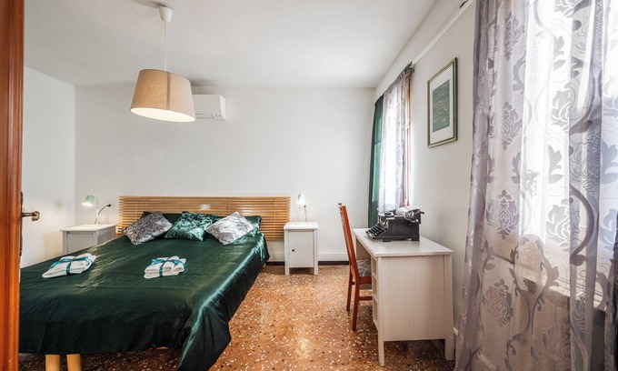 Santa Croce Apartamento | Queen Home Carlotta - Three Bedroom Apartment, Sleeps 6