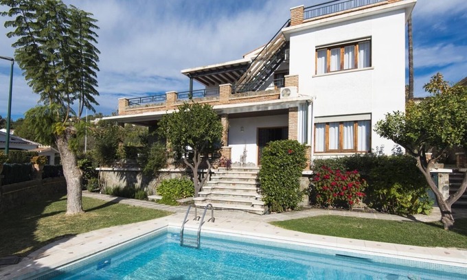 Miraflores del Palo Villa | Queen of the ocean Villa: stately style house with pool