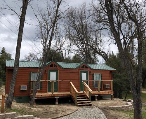 Oakhurst Hotel | Queen's Inn By The River