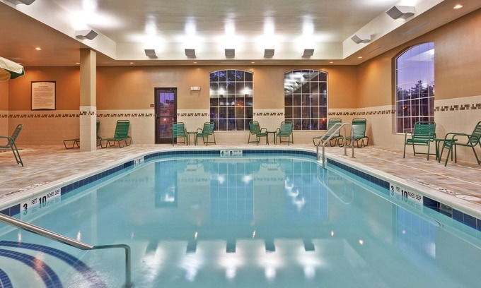 Rochester Condominio | Suite Queen con espacio para conferencias en la suite cerca de la Universidad de Rochester