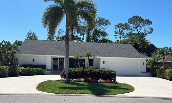 Kings Lake Casa | QUEENS PARK!! Private Pool home in Beautiful Naples!