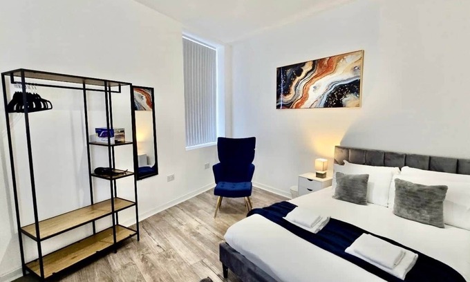Bury Apartamento | Quiet 1BR | Turf Apartment | 5 Mins to Bury