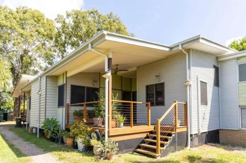 Nudgee Beach Casa | Quiet 2 bed home with Private Patio in Quaint Village