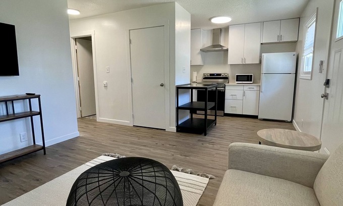 White Cottage Apartamento | Quiet 2-Bedroom Easy Access to Many Hospitals