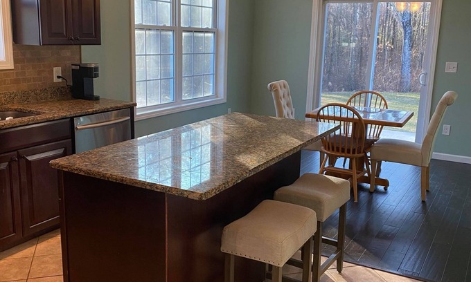 Granby Casa | Quiet 3 BR 1.5 Bath Duplex Near 5 Colleges, Connecticut River, and Hiking Trails