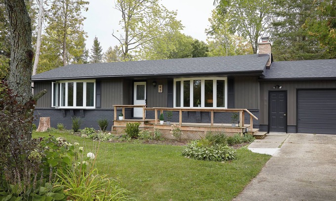 Southampton Casa | Quiet and cozy retreat nestled among the trees and close to the beach.