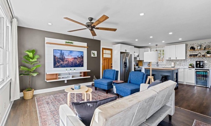Duncan Casa | Quiet and Cozy with Outdoor Space